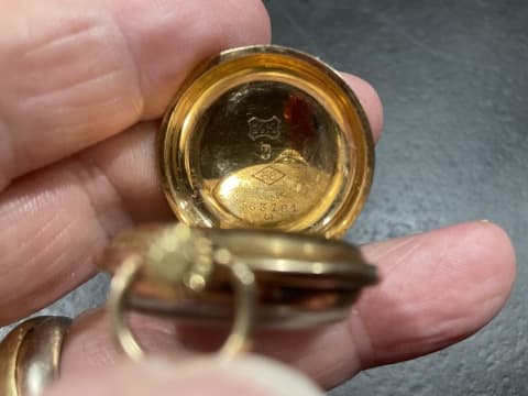 Tasación de Reloj Medallón en Oro 14kt – Peritaje Profesional