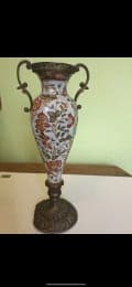 Evaluación de un Jarrón Antiguo de Cerámica y Latón de Asia