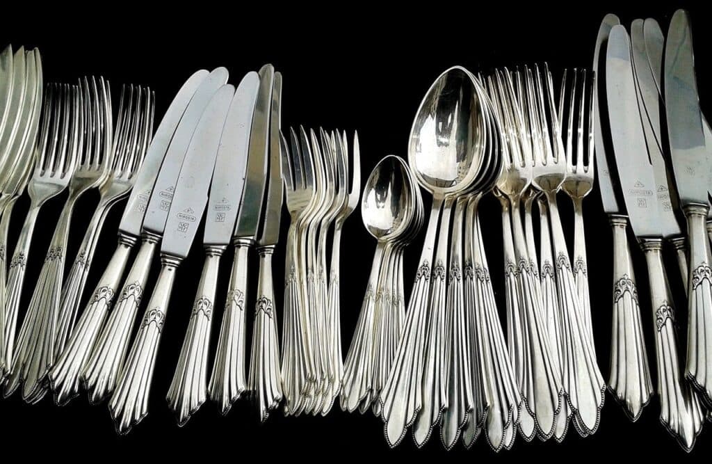¿Metal plateado o plata? Reconocer el metal para una buena tasación.