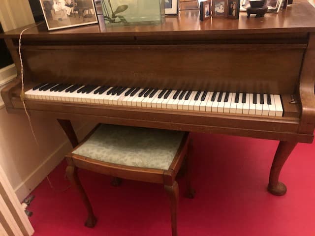 Tasación Precio Mueble Antiguo: Piano 1/2 Cola Datado de los Años 30 Fabricante Bluthner, Muy Bonito y en Buen Estado.