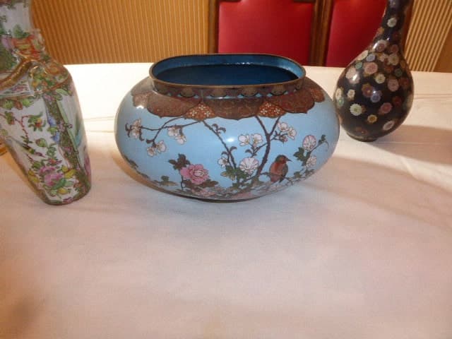 Tasación de una Potiche Asiática Ovalada en Esmaltes Cloisonnés con Decoración Floral en Tonos Azules Claros