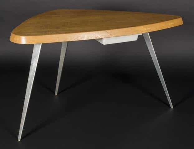Adjudicación en 18 000 euros de una mesa de Charlotte Perriand