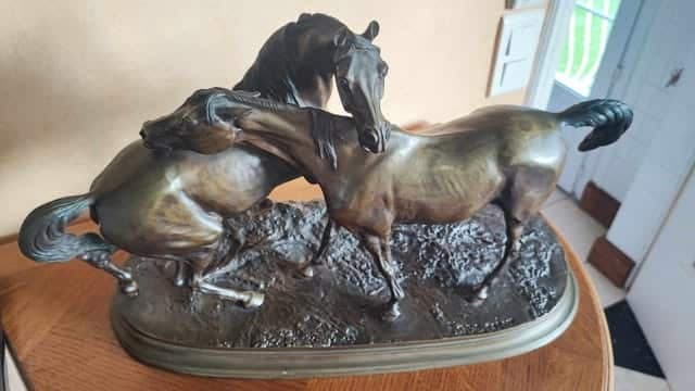Tasación del valor de la escultura ‘Accolade n°2’ realizada por Pierre-Jules Mene, una obra en bronce que mide 53 cm de longitud.