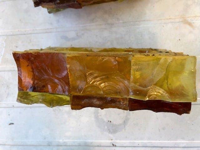 Tasación del valor de un lote de dos apliques de arte brutalista en vidrio amarillo naranja firmados por Jean Simon Labret