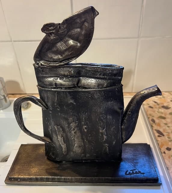 Tasación del valor de una escultura numerada 45/80 titulada “Compresión de Cafetera” firmada por el artista César, presentada en excelente estado general sobre pedestal