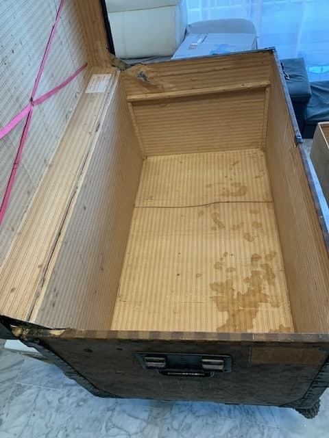 Tasación de un baúl antiguo a cuadros de la marca Louis Vuitton