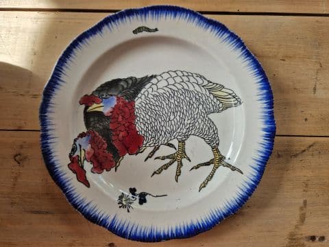 Evaluación del valor de un servicio de vajilla Montereau que incluye varios platos y fuentes con decoración de pavo