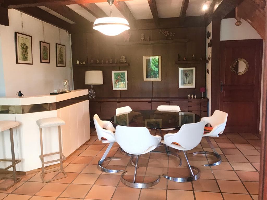 Tasación de valor para una mesa de vidrio y cinco sillas de cuero de la marca Roche Bobois
