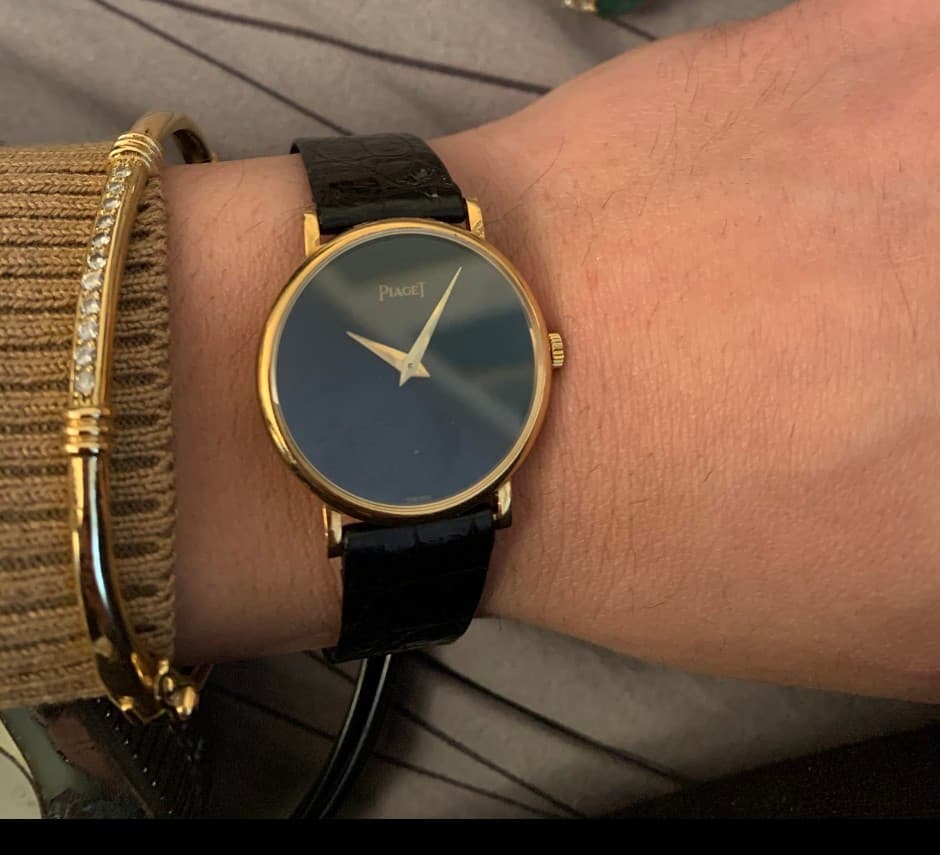 “Pulsera rígida excepcionalmente adornada con oro y diamantes brillantes”