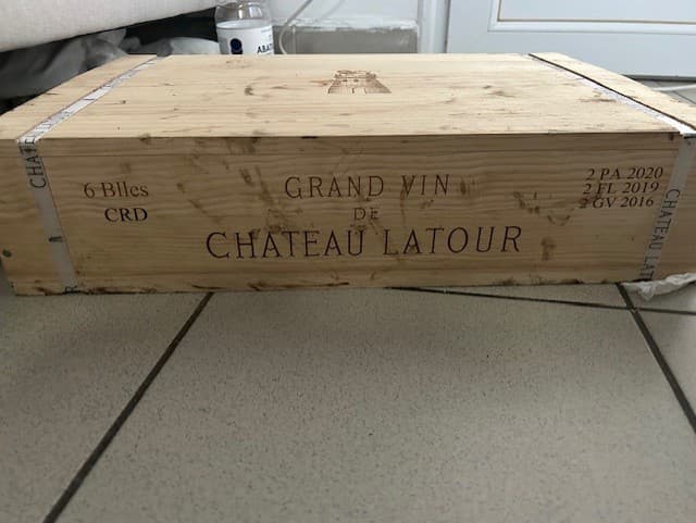 “Tasación de una Caja de Madera que Contiene Seis Botellas de Vino Raro del Château Latour”