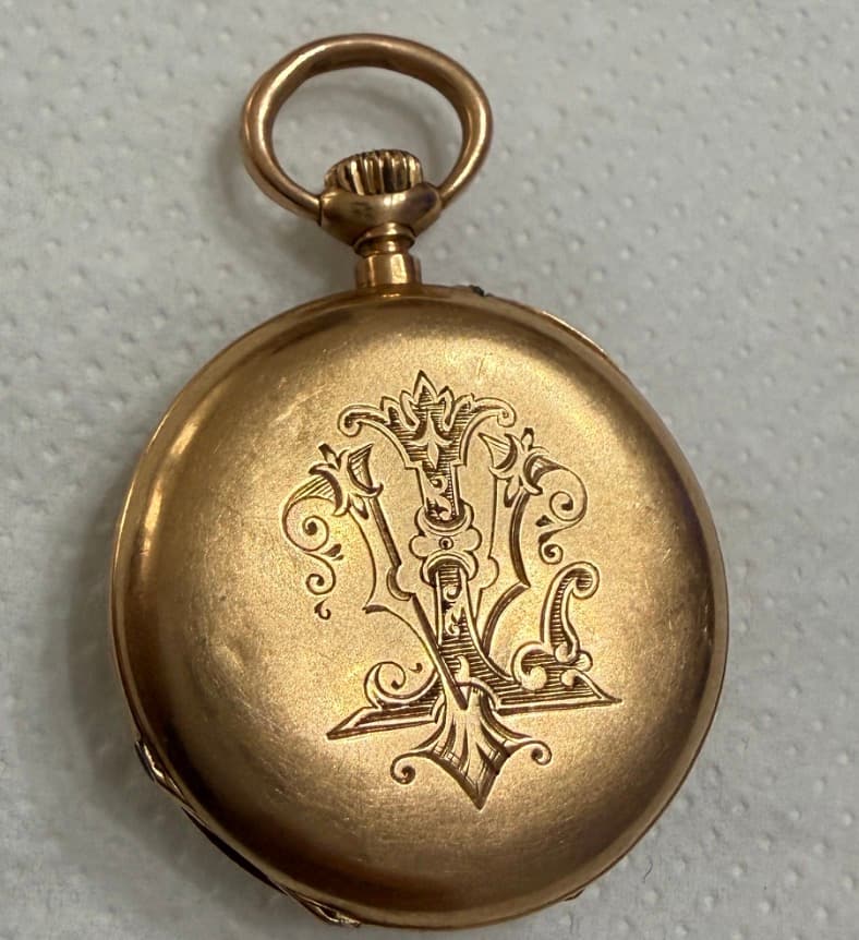 Tasación de un reloj de bolsillo de Ginebra fabricado en oro puro que pesa aproximadamente 14 gramos y tiene un diámetro de 30 mm.