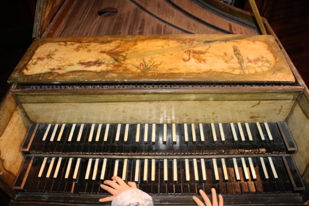 Clavecín del siglo XVIII en madera tallada y policromada, testigo de la historia musical en el Museo Grévin