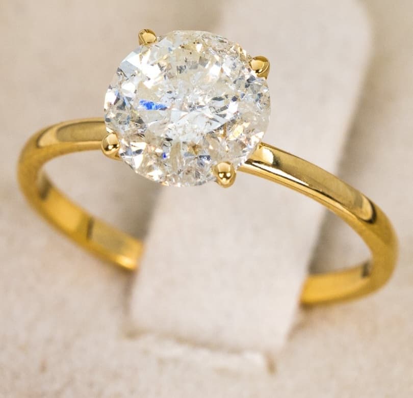 Encantador anillo de oro amarillo de 18 quilates con un magnífico diamante certificado IGI de 2.01 quilates