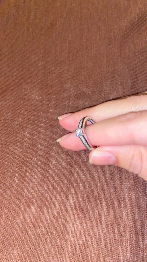 Tasación de precio para Anillo de oro blanco engastado con Diamantes – Una evaluación profesional de una joya de lujo.