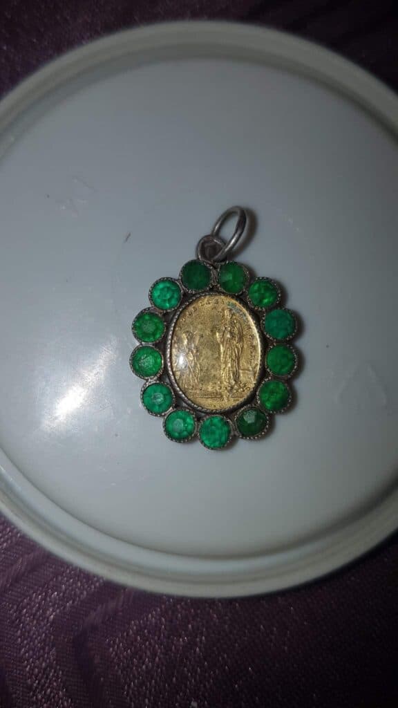Tasación del Anillo Colgante en Oro Plata con una Aparición de la Salette en 1846 y 13 Pequeñas Esmeraldas.