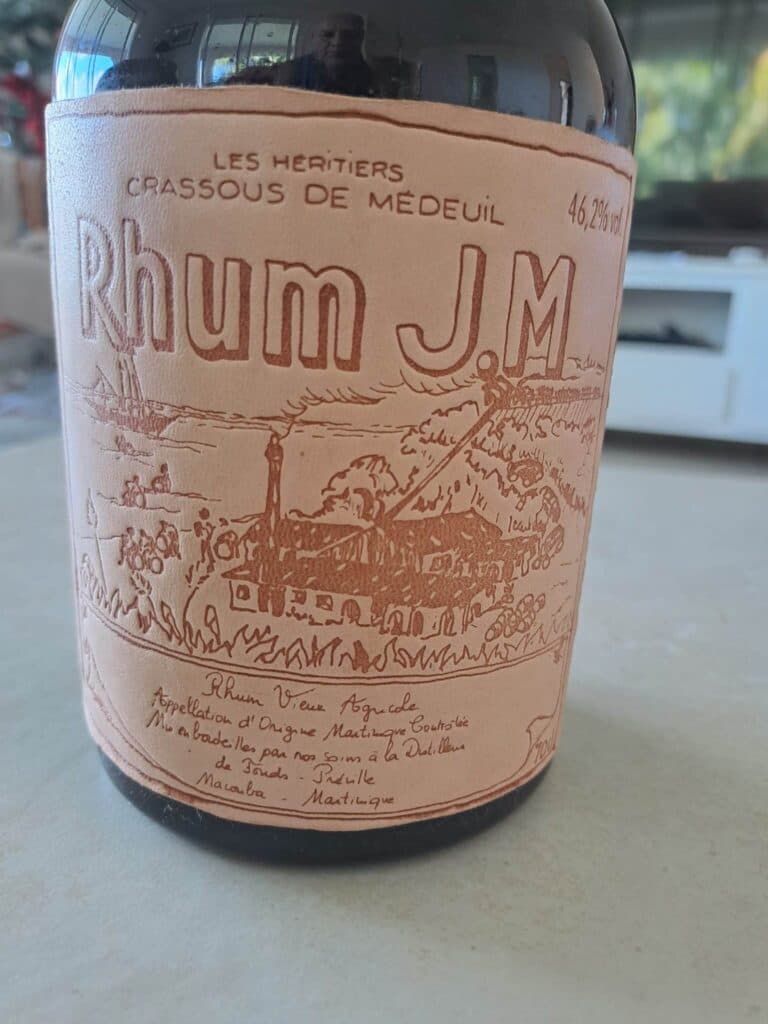 Tasación de una botella de Ron viejo JM Crassous de Medeuil datada en 1988, presentada en un estuche de madera con contenido, tapón y etiquetas intactas.