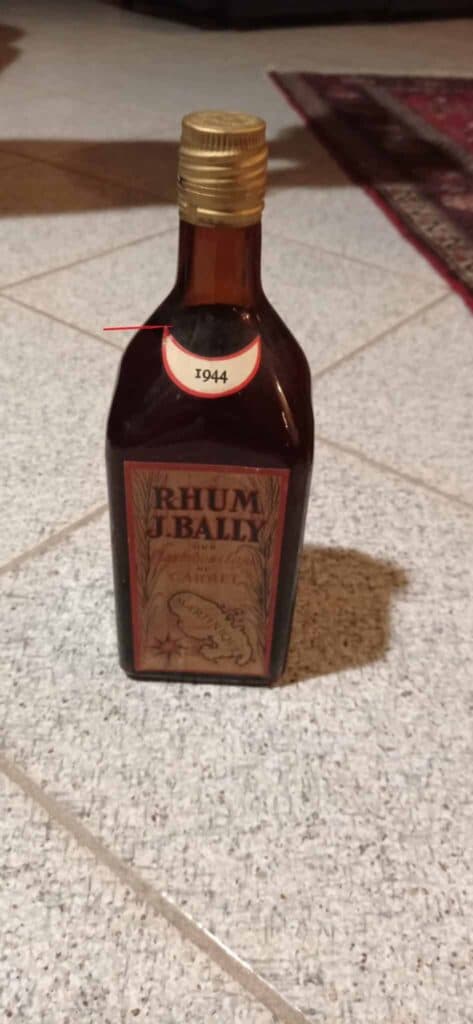 Tasación precisa del valor de una botella de ron J. Bailly, en excelente estado y con el nivel de líquido indicado