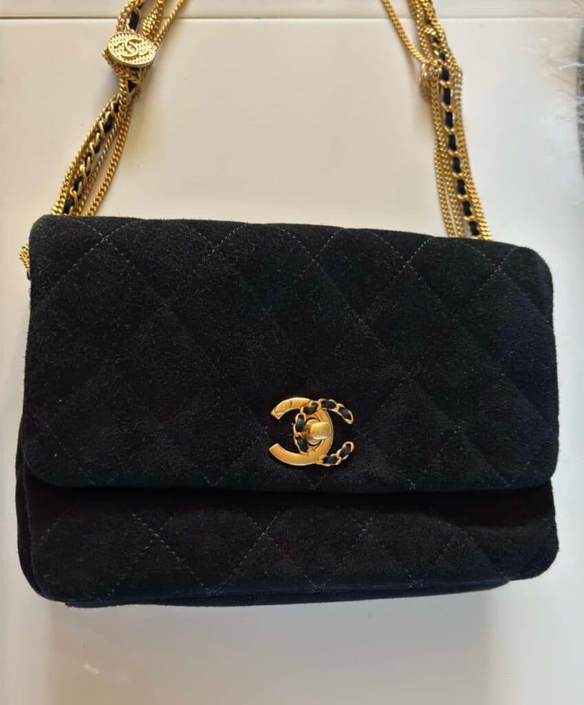 Tasación Profesional del Valor de un Bolso Chanel en el Ámbito de la Moda Vintage