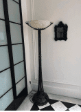 Lámpara de pie Art Déco de bronce macizo, que forma parte de un elegante par.
