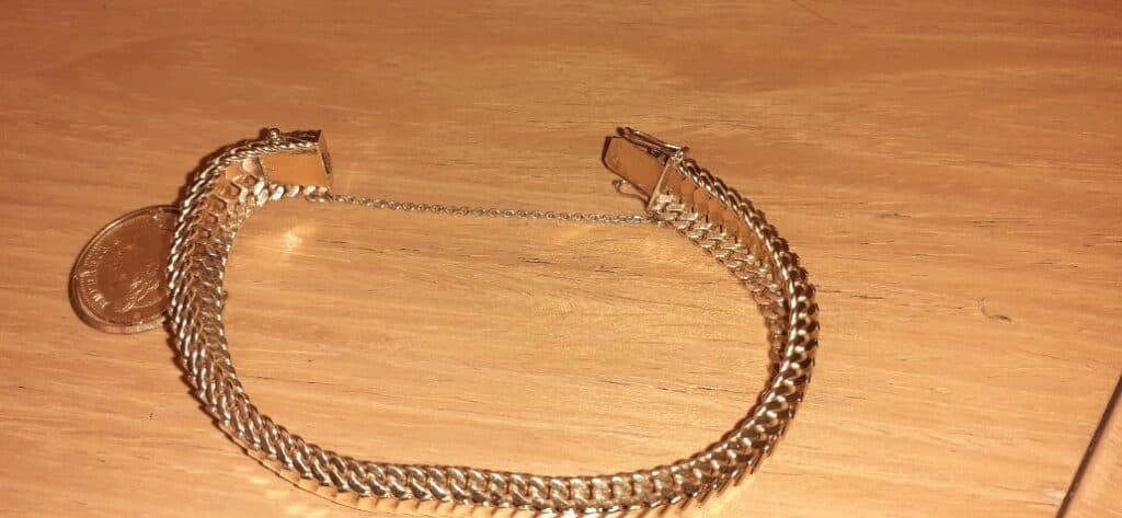 Tasación del valor de una pulsera de oro de 18 quilates que pesa 52 gramos Tasación del valor de una pulsera de oro de 18 quilates que pesa 52 gramos