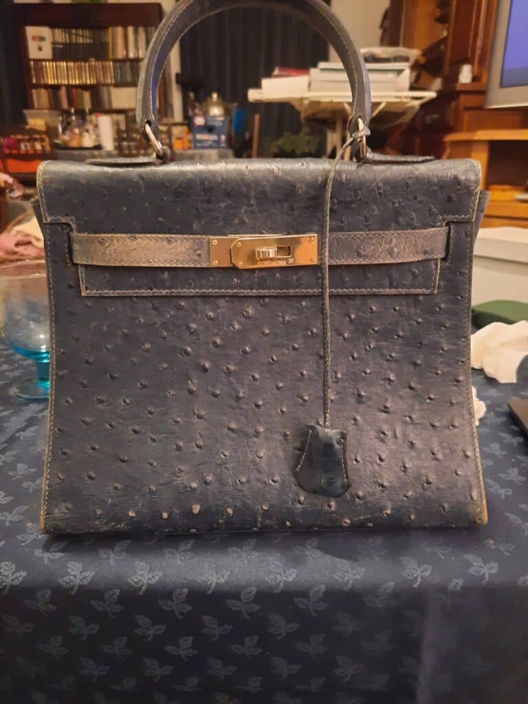 Tasación de un bolso Kelly de la marca Hermes en cuero azul vintage