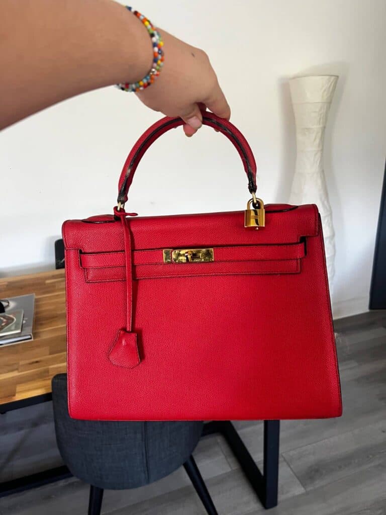 Tasación de un bolso Hermes Kelly 32 Sellier vintage, nuevo y bien conservado, en cuero Epsom rojo vivo con acabados dorados.