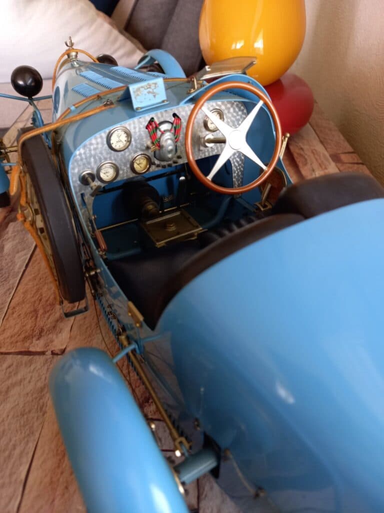“Tasación para el modelo reducido del antiguo Bugatti firmado por P. Fontenelle con acabado de pintura azul brillante”