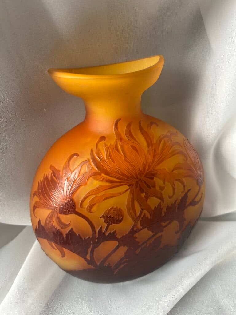 Tasación de un jarrón Art Nouveau de forma globular firmado por Emile Galle con motivos florales grabados al ácido.