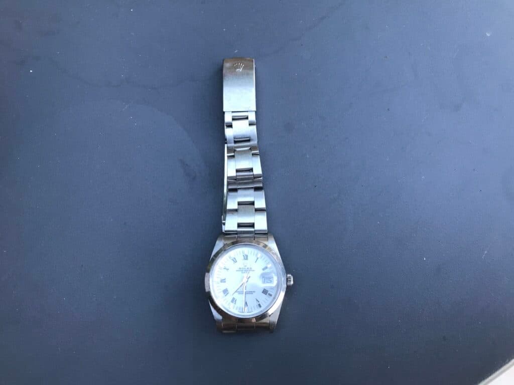 Tasación del valor de un reloj Rolex Oyster Perpetual Date en acero inoxidable con signos visibles de uso