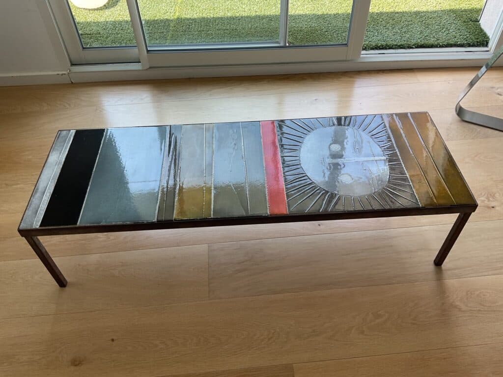 Tasación del valor de una Mesa Baja Sol en Cerámica y Metal, firmada por el renombrado artista Roger Capron