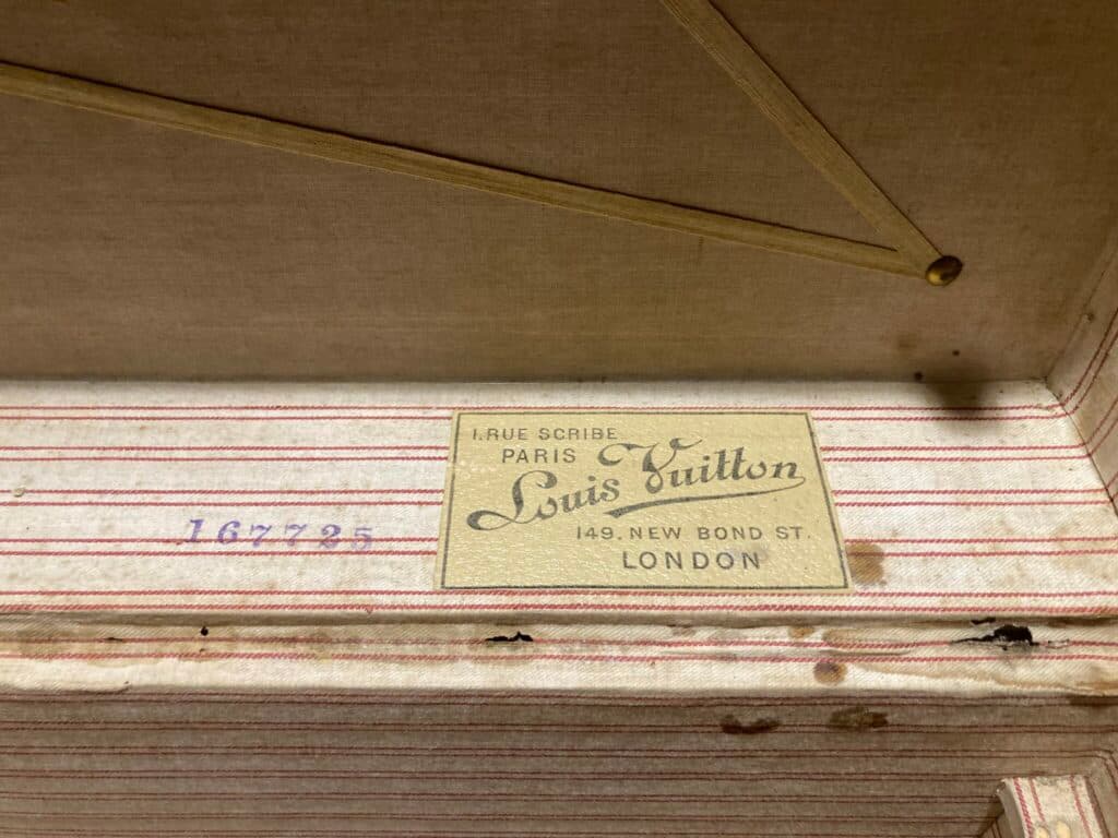 Tasación del valor de un baúl Louis Vuitton de tipo cabina datado en 1920, adquirido por Emmanuel Raverot en París