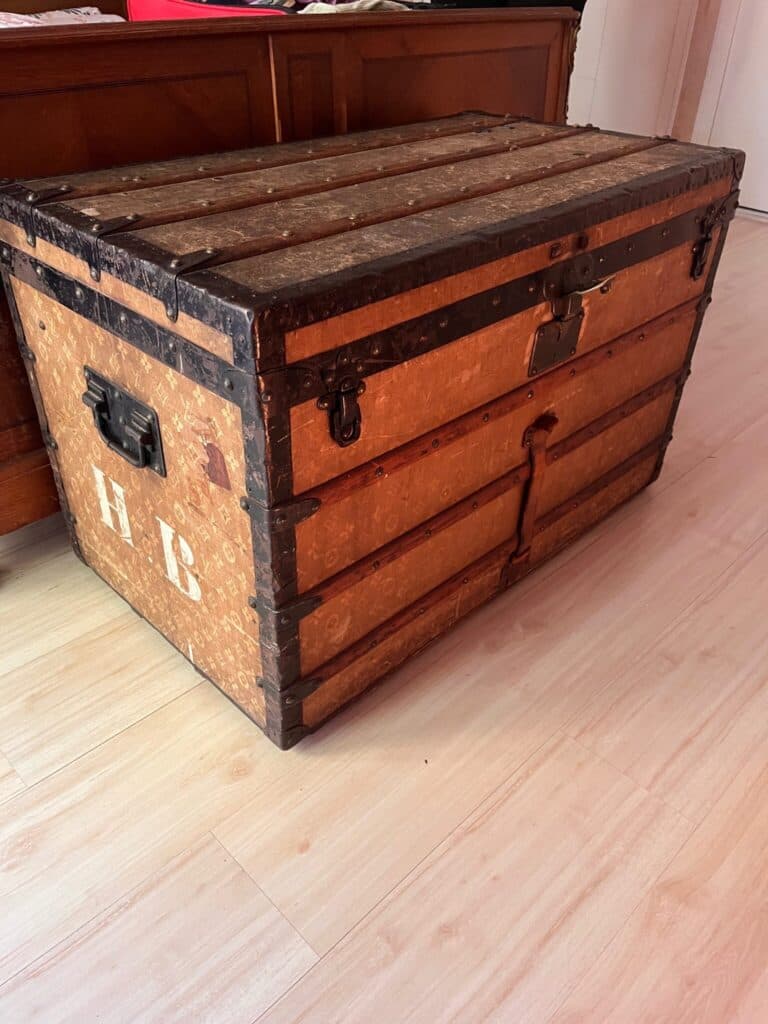 Tasación de un gran baúl firmado por Louis Vuitton de 1920 con daños – Moda Vintage
