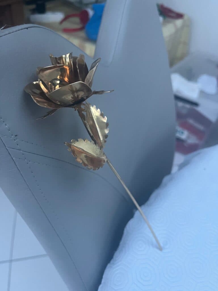 Tasación del valor de un anillo decorativo en forma de rosa, fabricado en oro de 750 milésimas y con un peso de 62 gramos.