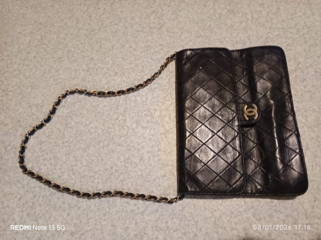Tasación de un Bolso Chanel Vintage en Buen Estado con Correa