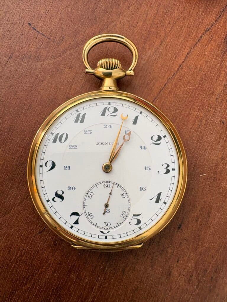 Tasación del valor de un reloj de oro en buen estado