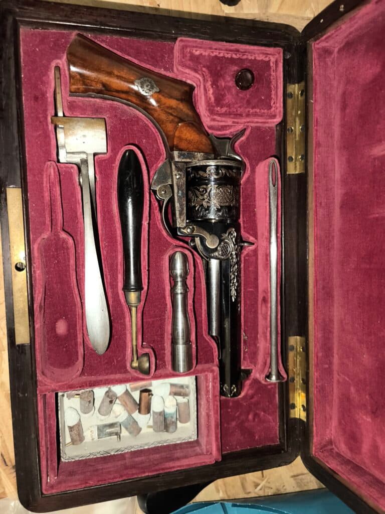 Evaluación de un revólver antiguo ornamentado, específicamente del pequeño modelo de Loron