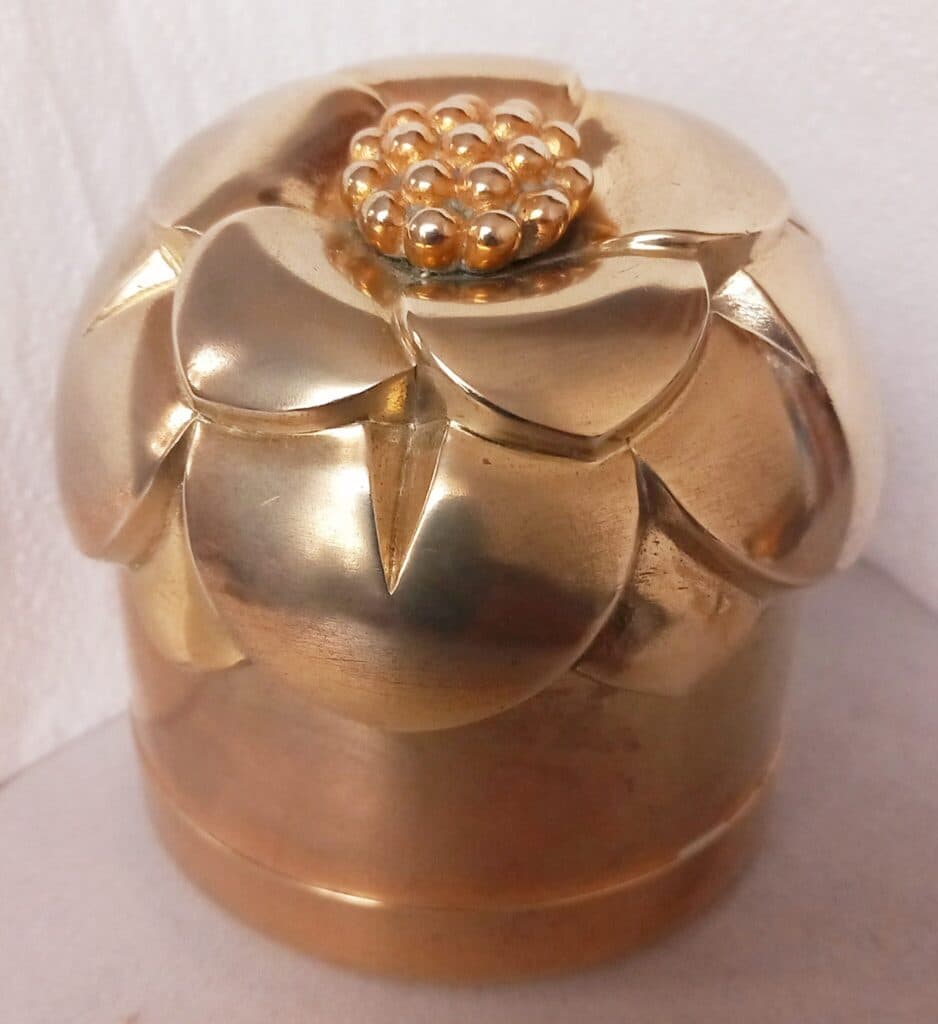 Tasación del valor de una caja de polvos de latón dorado y tapa de bronce esculpida en forma de anémona por Louis Sue y Andre Mare