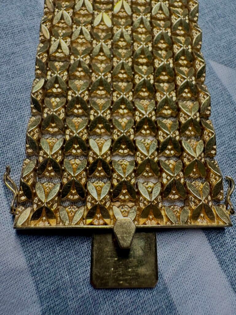 Tasación de una elegante pulsera Art Deco de oro puro de 18 quilates con un peso total de 114 gramos