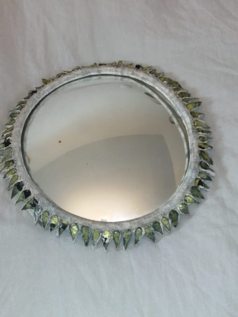 Tasación Art Deco: Espejo firmado por LINE VAUTRIN de diámetro 34 cm que requiere una restauración específica, deformación constatada en dos lugares diametralmente opuestos.